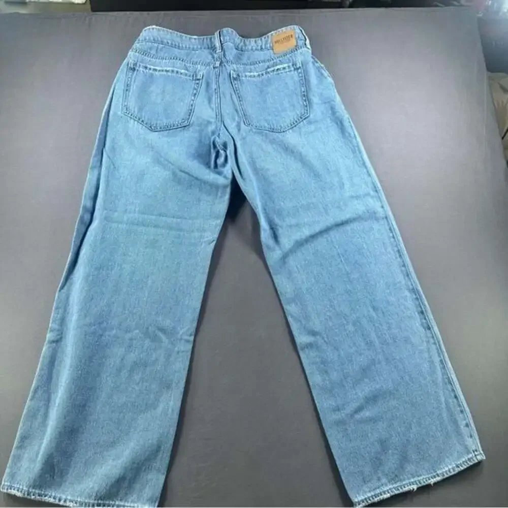 Hollister Low-Rise Medium Wash Baggy Jeans, size 10R, like new condition